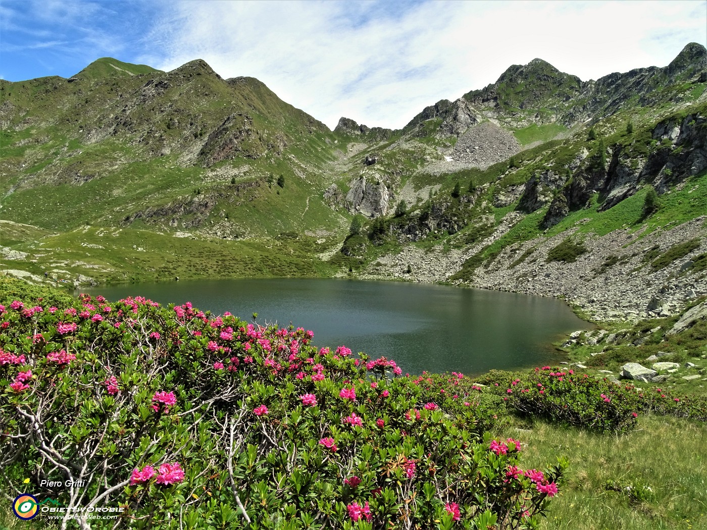 03 Lago Grande (2030 m) con vista verso Cima Cadelle.JPG